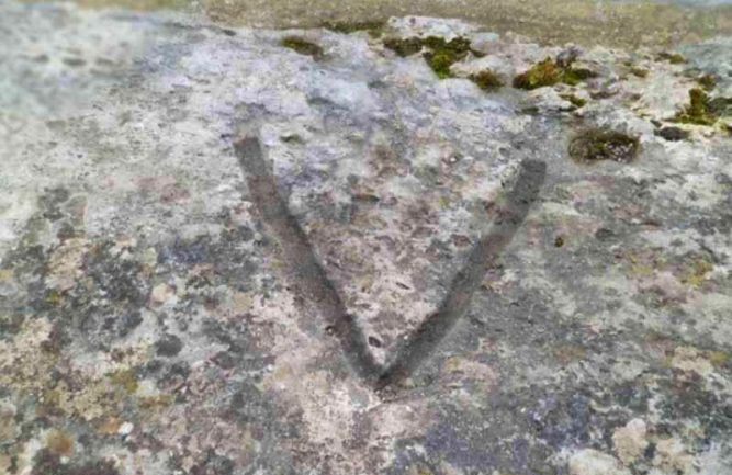 علامت و نشانه V در دفینه یابی – رمزگشایی نماد V روی سنگ در گنج