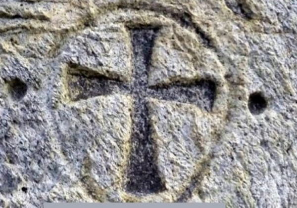 علامت و نشانه صلیب بر روی سنگ در دفینه یابی
