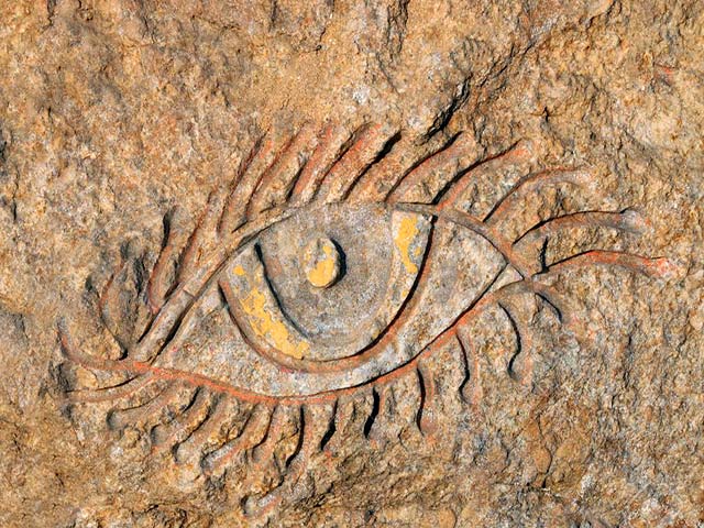 علامت و نشانه چشم در دفینه یابی – آثار و علائم چشم در گنج یابی