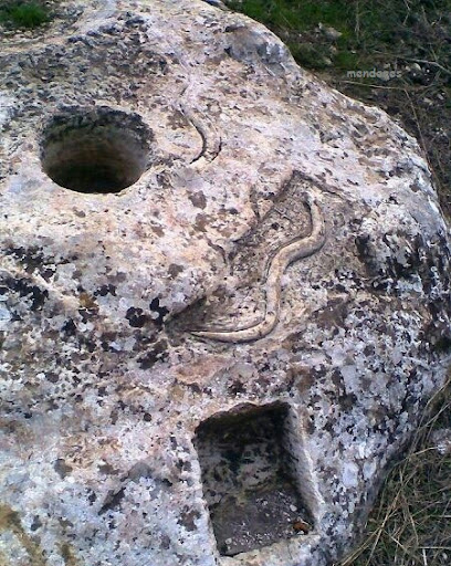 علامت مار و جوغن روی سنگ,نشانه جوغن با مار در گنج و دفینه